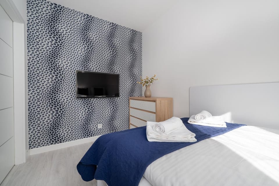 Bed, TV and multimedia, Photo of the whole room, Bedroom