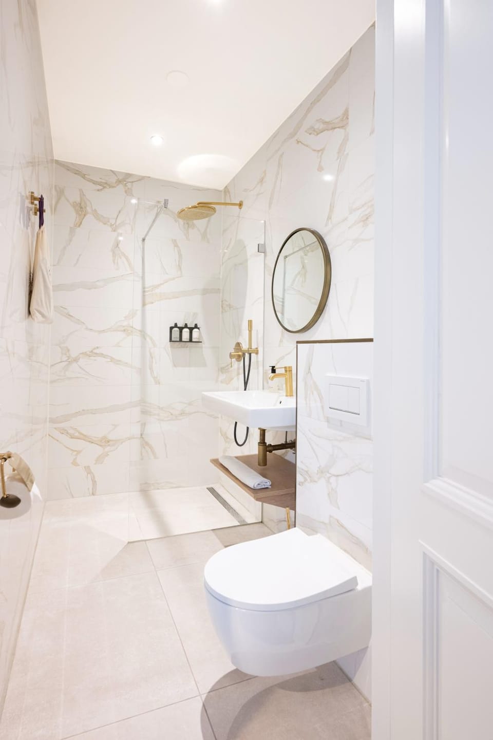 Shower, Toilet