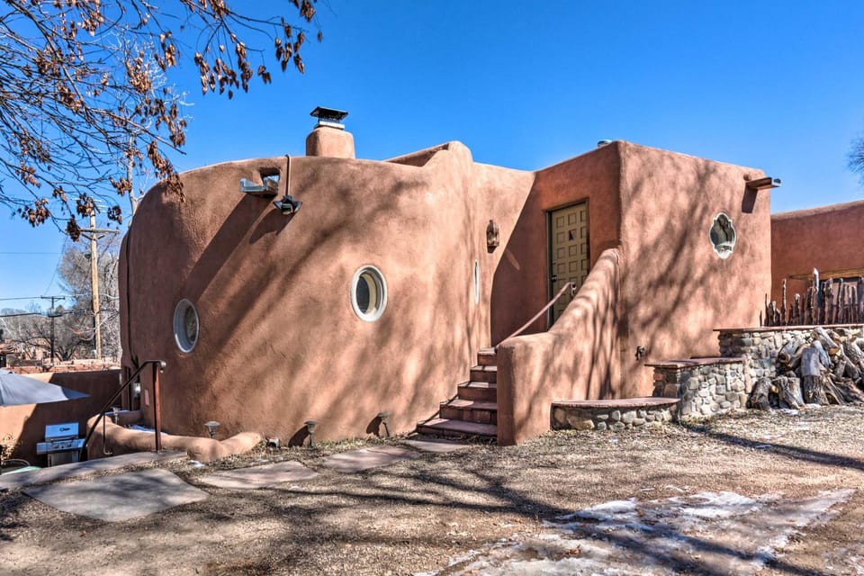 Chic Adobe-Style Bungalow in Historic Santa Fe! House in Santa Fe