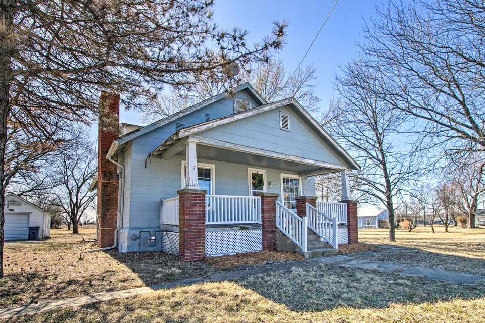 Quiet Family Home - 12 Miles to Pomona State Park! House in Kansas