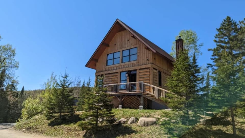 4-Bedroom Chalet Fraternite in Lac-Superieur Tremblant Chalet in Quebec