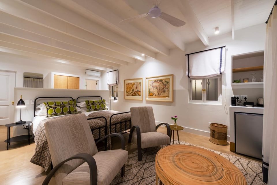 Bed, Kitchen or kitchenette, Seating area, Bedroom, fireplace, air conditioner