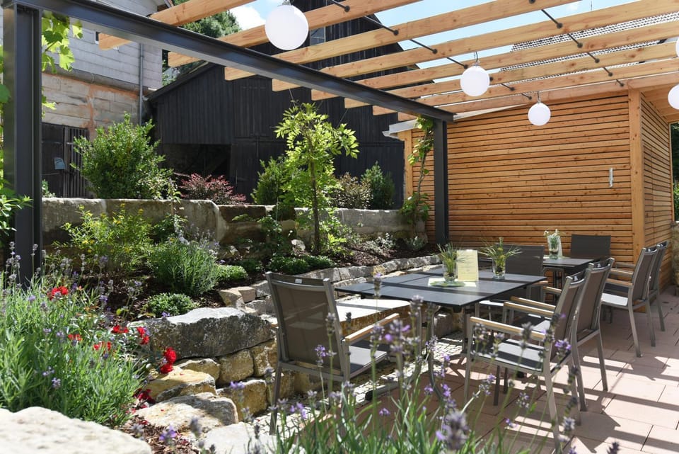 Restaurant/places to eat, Balcony/Terrace