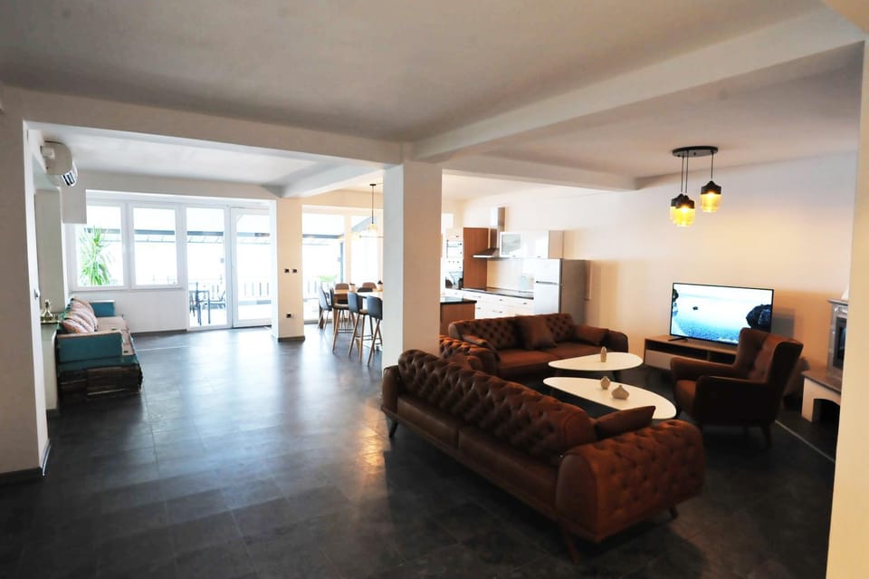 TV and multimedia, Kitchen or kitchenette, Living room, Seating area, Dining area, Lake view, Landmark view, Mountain view