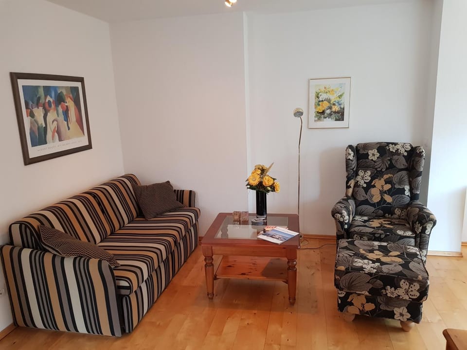 Bed, Seating area