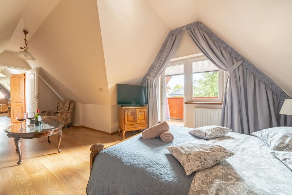 Bed, Seating area