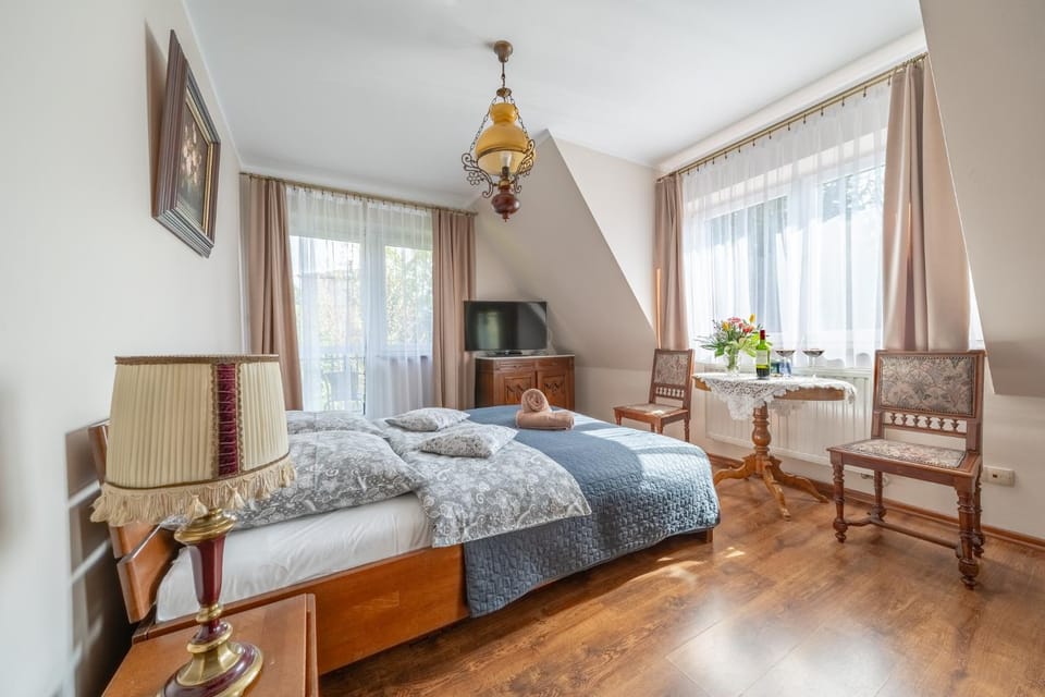 Bed, Photo of the whole room, towels
