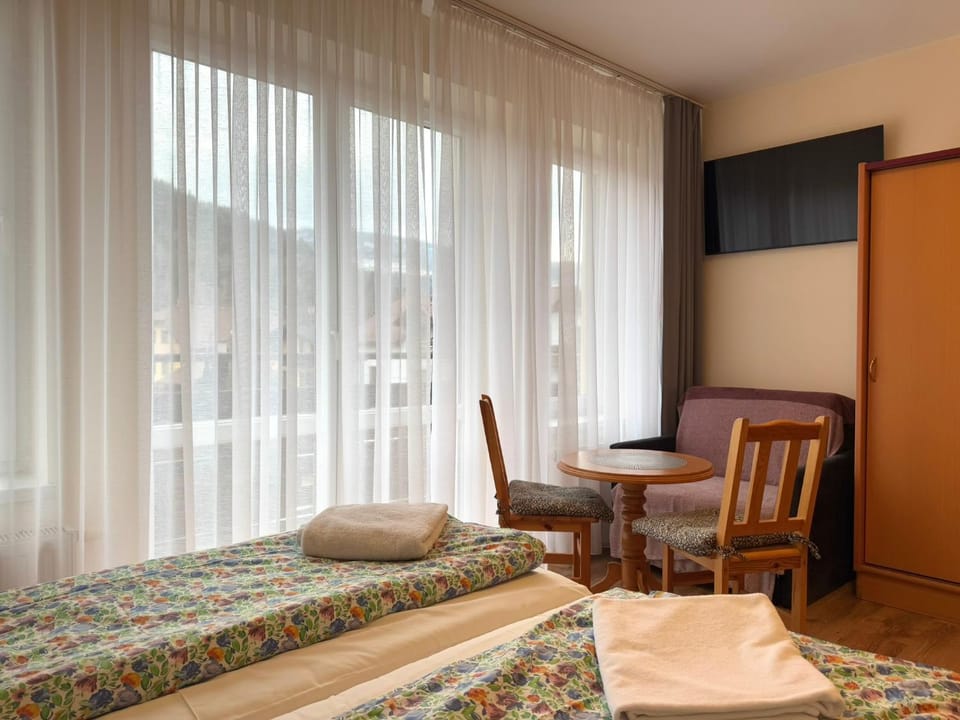 Bed, TV and multimedia, Photo of the whole room, towels