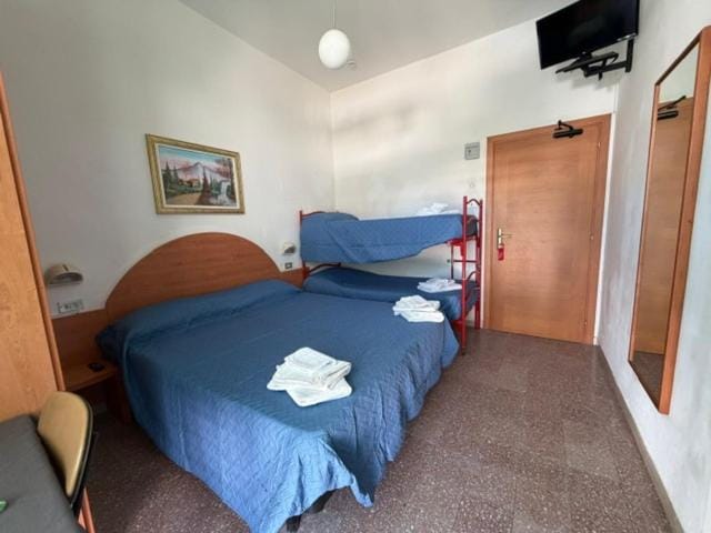 Bed, TV and multimedia, Photo of the whole room, Bedroom, bunk bed, towels, air conditioner