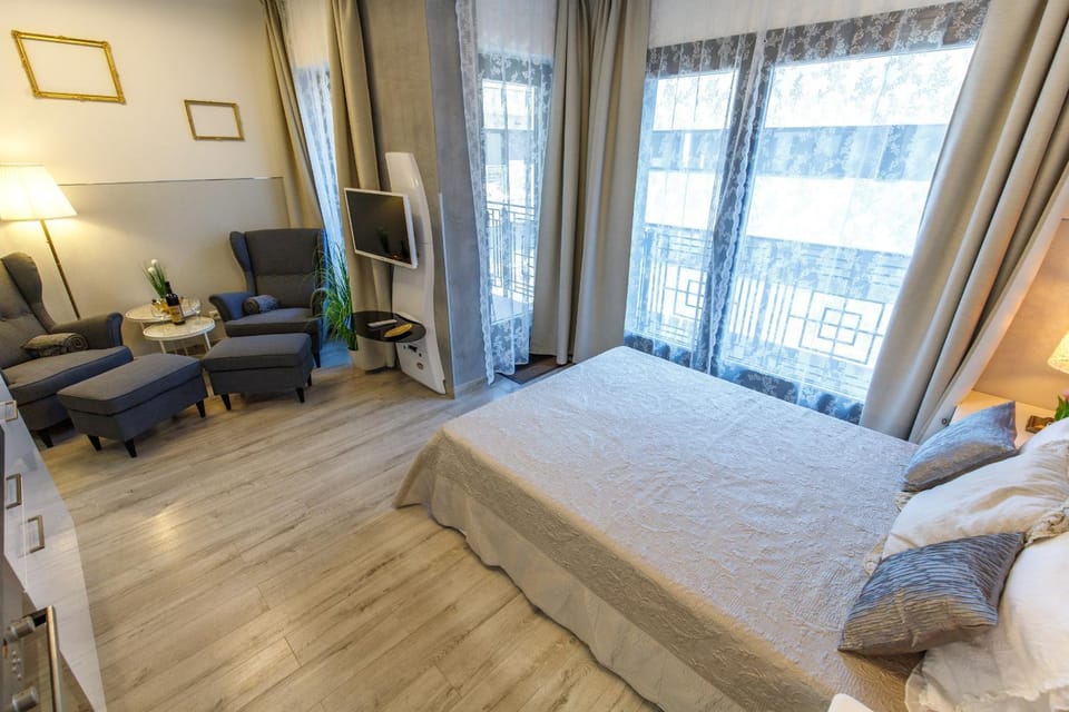 Communal lounge/ TV room, Bed, Living room, Seating area, Bedroom