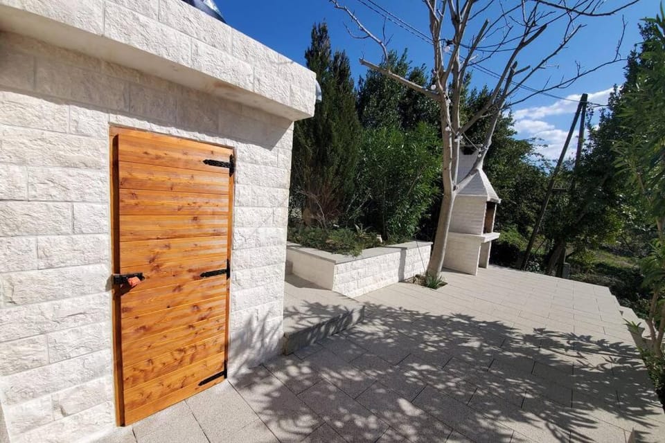 Patio, BBQ facilities