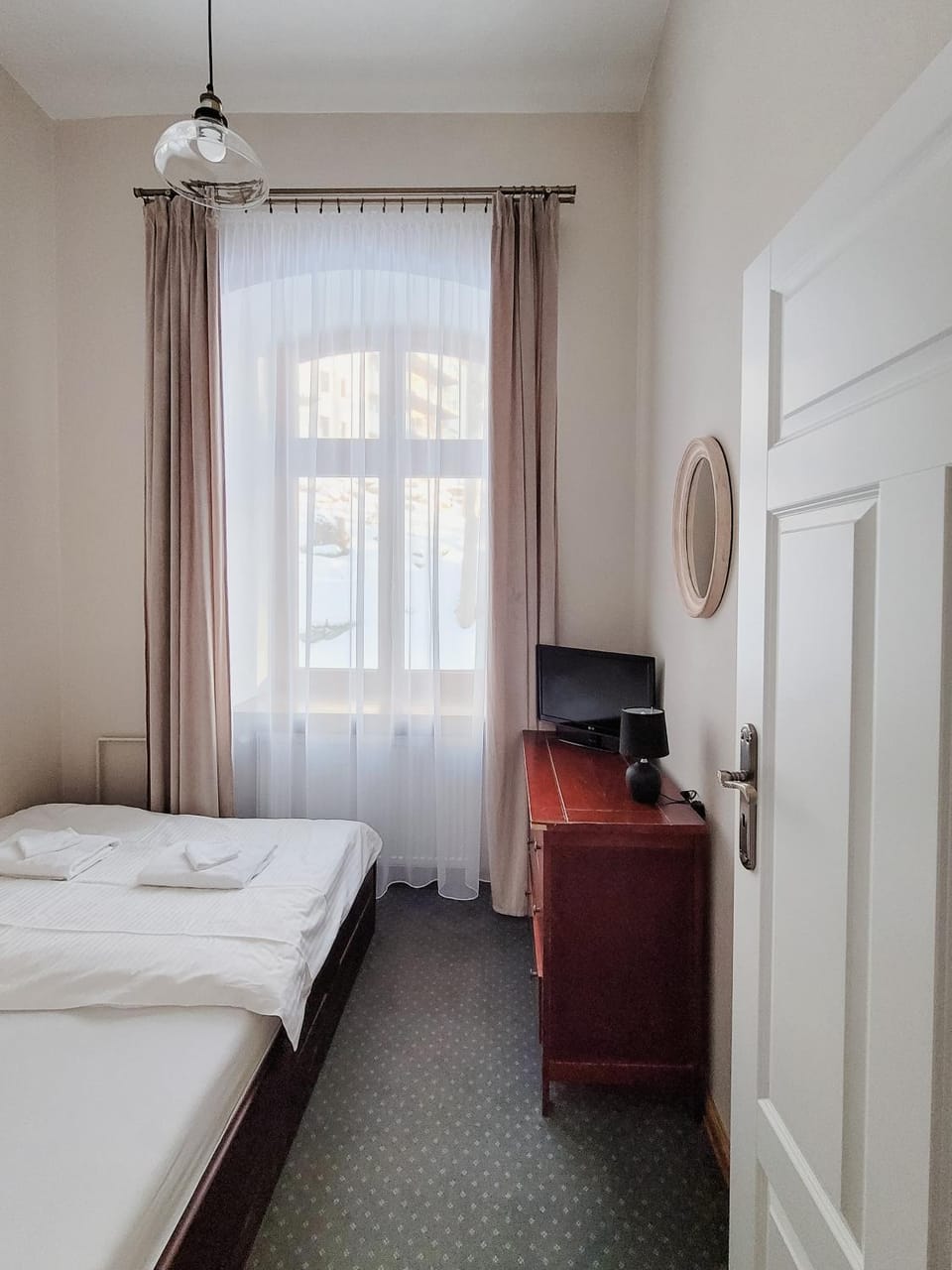 Bed, TV and multimedia, Photo of the whole room, Bedroom, hair dresser