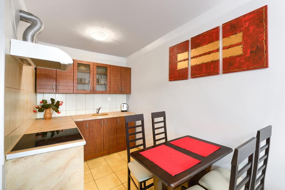 Kitchen or kitchenette, Dining area