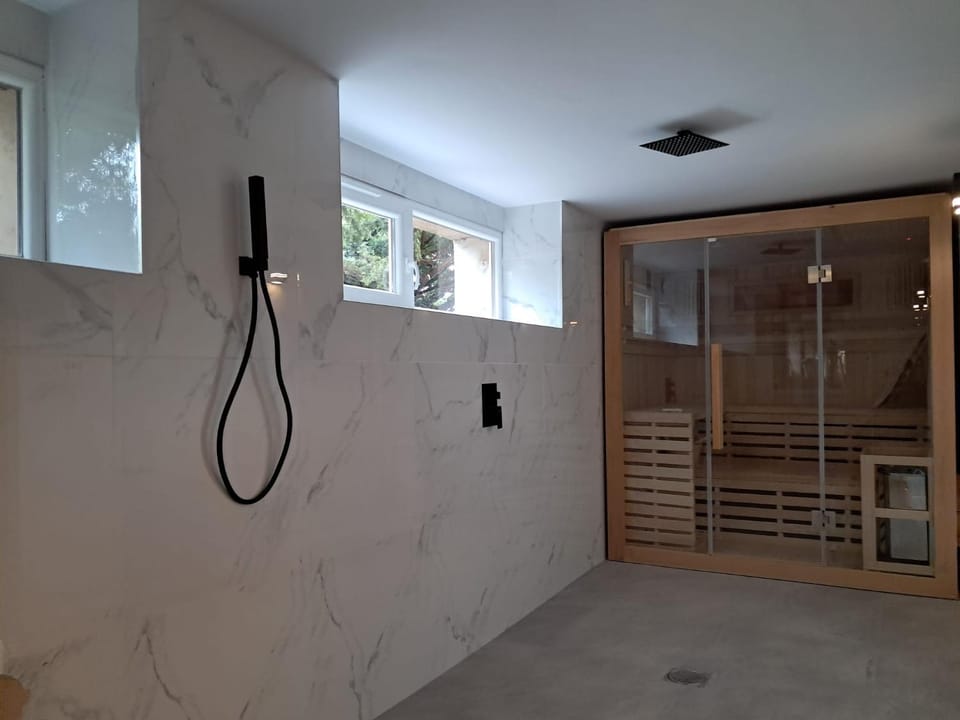 Hot Tub, Sauna