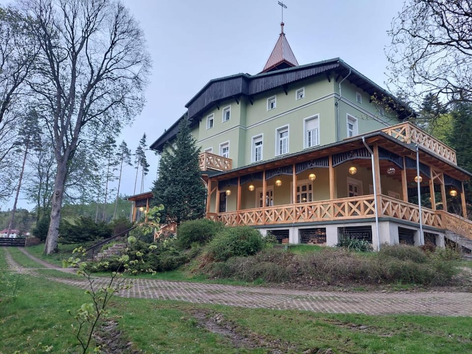 Szwajcarka Willa z sauną i jacuzzi Bed and Breakfast in Lower Silesian Voivodeship