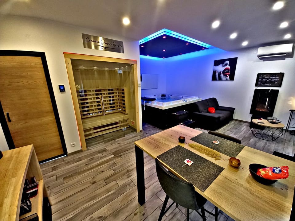 Hot Tub, Massage, Sauna, Spa and wellness centre/facilities, air conditioner