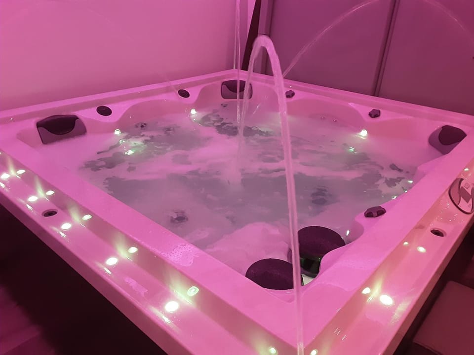 Hot Tub, Spa and wellness centre/facilities