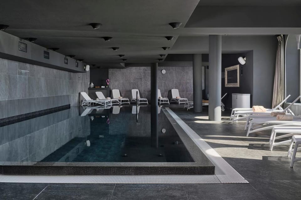 Swimming pool, sunbed