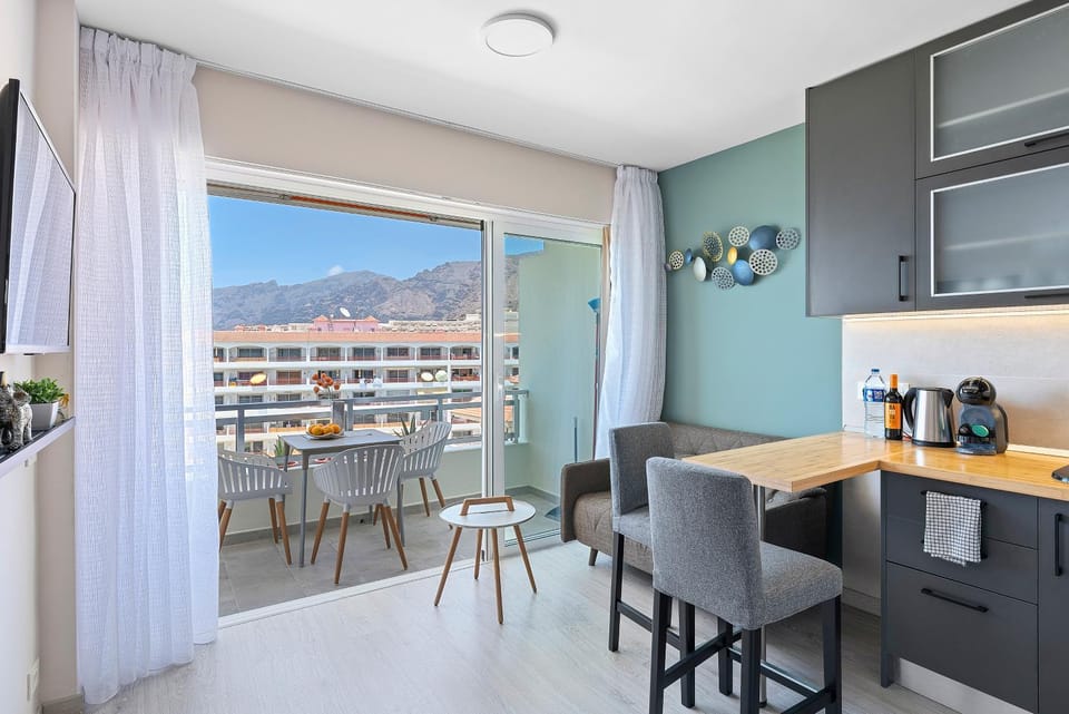 View (from property/room), Balcony/Terrace, Living room