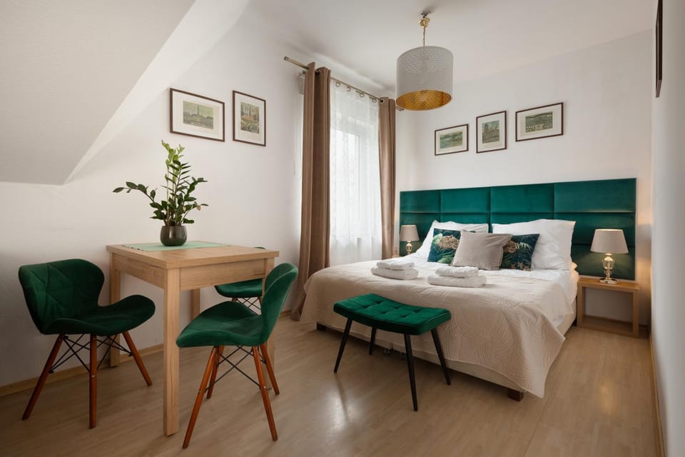 APARTAMENTY VILLA PIGMALION - sauna, jacuzzi, parking, ogród Bed and Breakfast in Lower Silesian Voivodeship