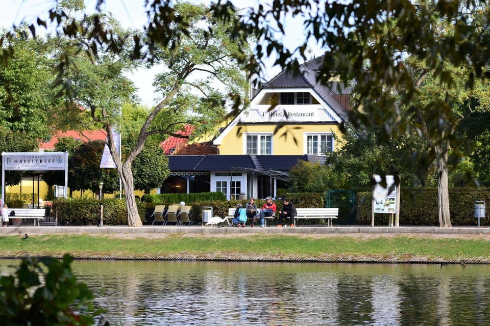 Property building, Nearby landmark, Restaurant/places to eat, Neighbourhood, Natural landscape, Lake view
