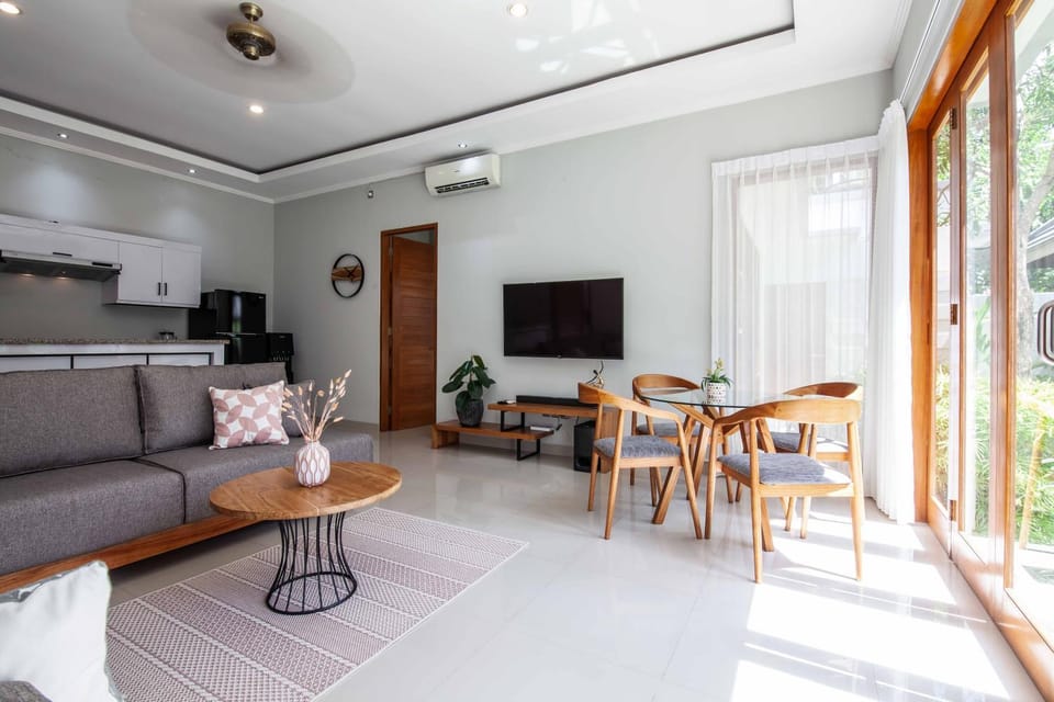 Nightclub / DJ, Living room, Dining area