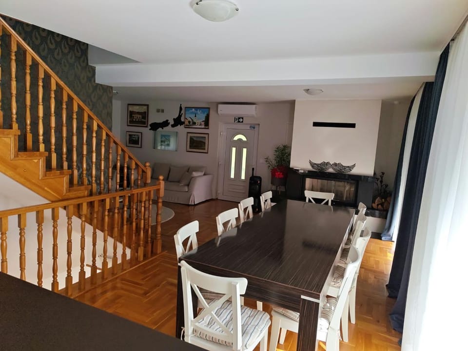 Seating area, Dining area