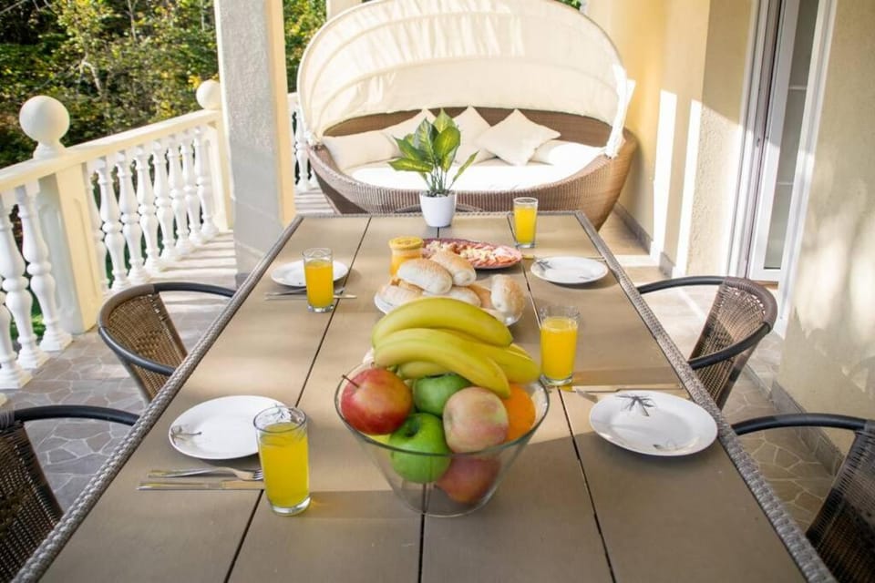 Patio, Day, View (from property/room), Balcony/Terrace, Food and drinks, Breakfast