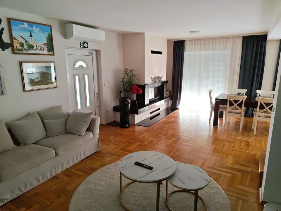 TV and multimedia, Living room, Seating area, Dining area