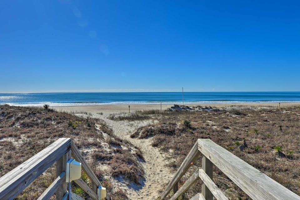 Emerald Isle Resort-Style Condo: Walk to Beaches! House in Emerald Isle