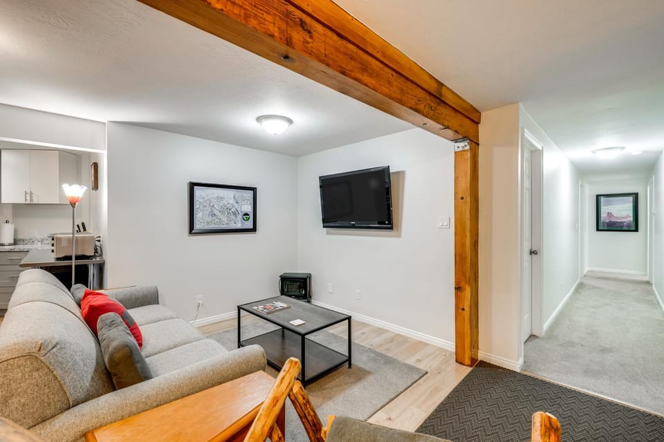 Updated Home w/ Mtn Views: 8 Mi to Snowbird Resort Apartment in Sandy