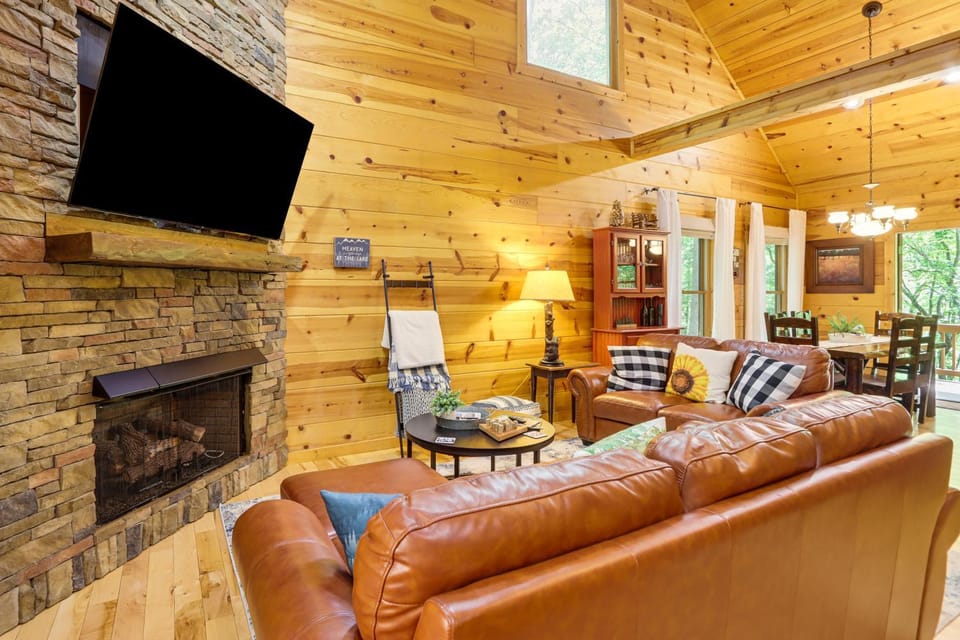 Lakeside Cabin: Game Room, Dock, Orchard, Wineries Cabin in Georgia