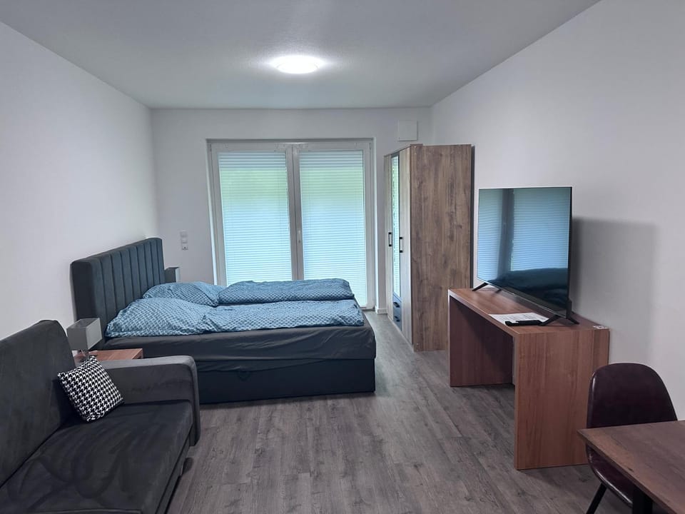 Bed, TV and multimedia, Photo of the whole room