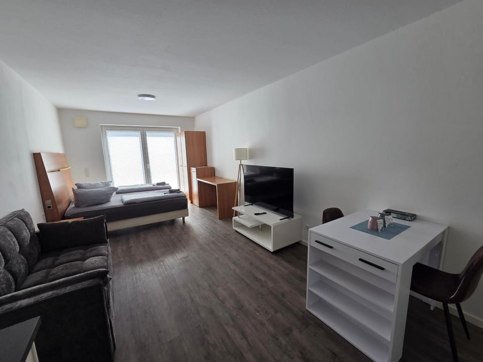 Bed, TV and multimedia, Photo of the whole room, Seating area, Bedroom