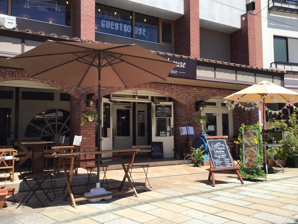 Property building, Patio, Restaurant/places to eat, Facade/entrance, Balcony/Terrace, sunbed