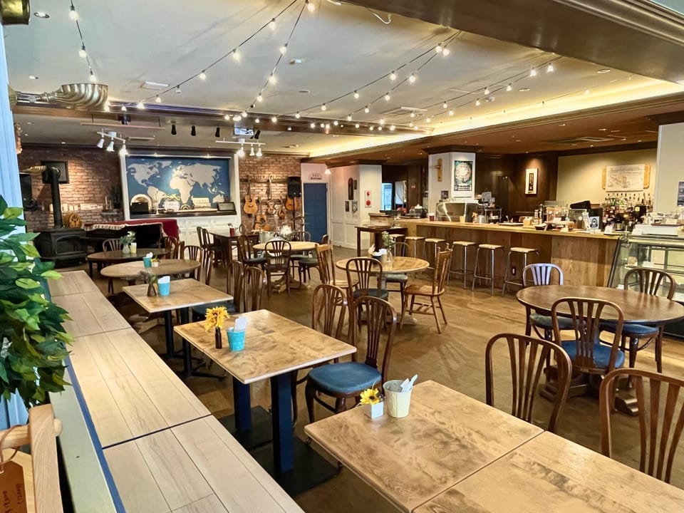 Restaurant/places to eat, Lounge or bar