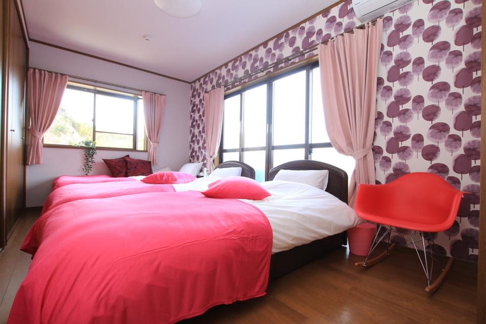 Bed, Photo of the whole room, Seating area, Bedroom