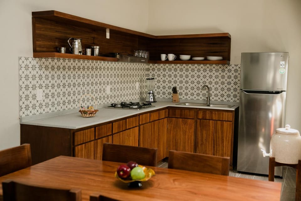 Coffee/tea facilities, Kitchen or kitchenette, stove