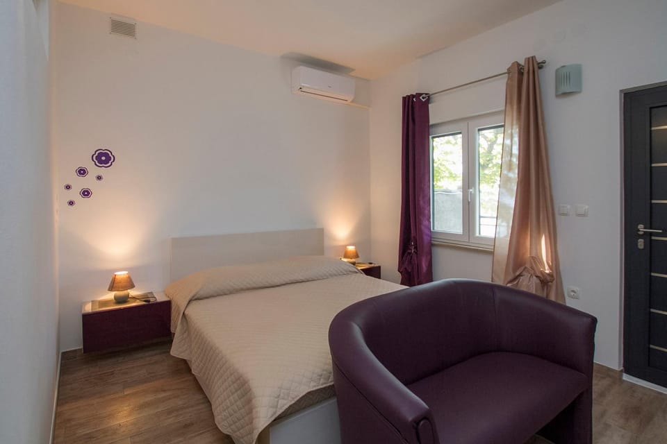 Bed, Bedroom, air conditioner