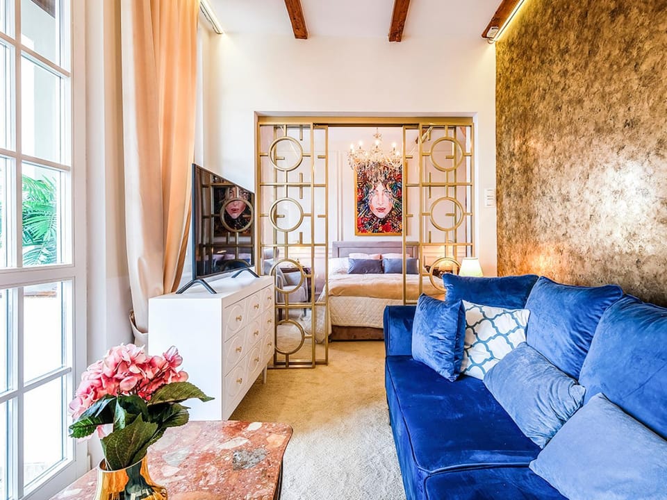 TV and multimedia, Living room, Decorative detail, Seating area, Area and facilities