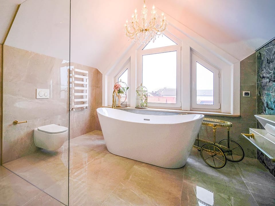 Toilet, Bathroom, Decorative detail, Area and facilities, Bath