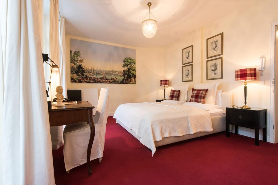 Photo of the whole room, Decorative detail