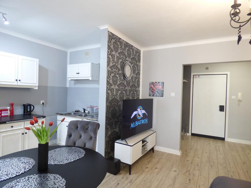 Communal lounge/ TV room, TV and multimedia, Coffee/tea facilities, Kitchen or kitchenette, Dining area, Evening entertainment, oven