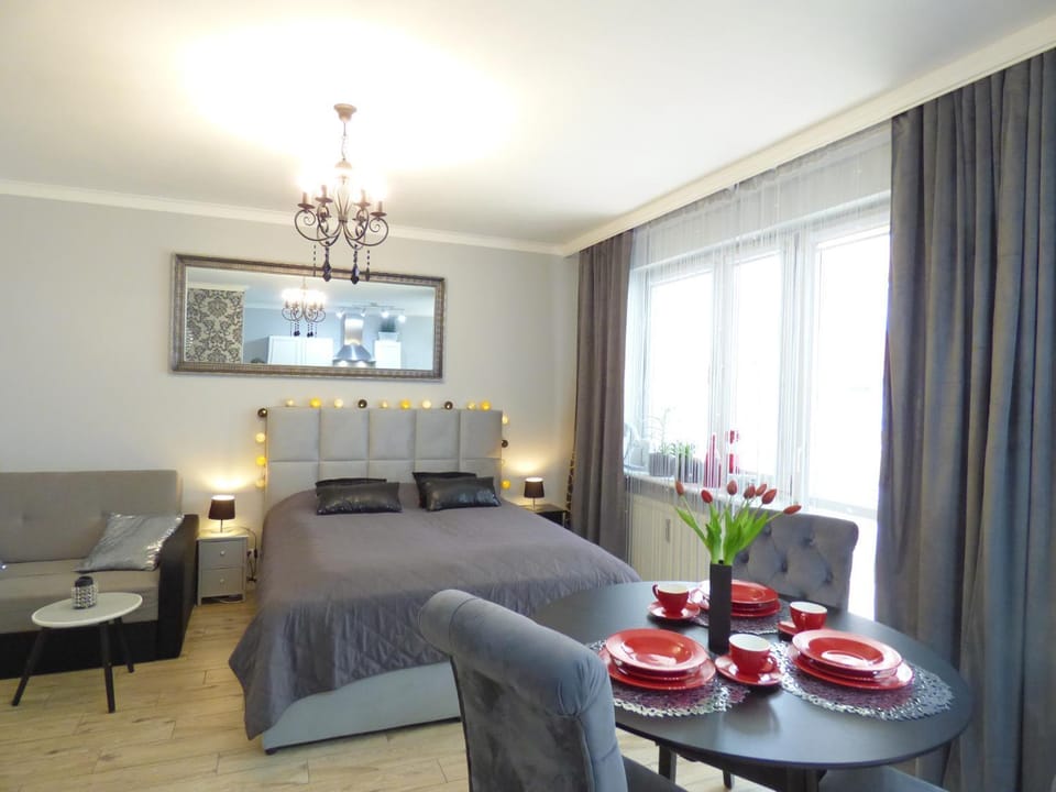 Bed, Photo of the whole room, Seating area, Bedroom