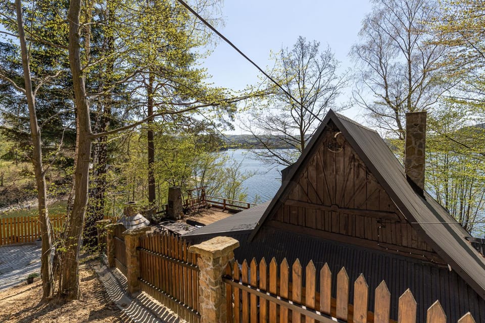 Property building, Facade/entrance, Balcony/Terrace, Lake view