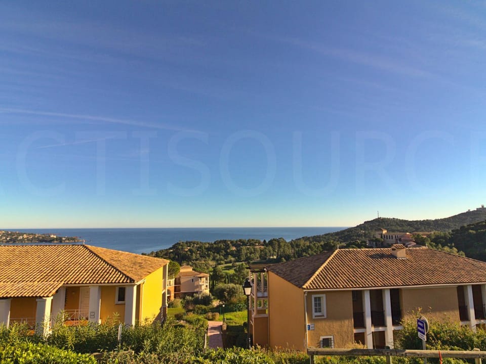 Cap Esterel : 2 pièces jardin, accès piscines Apartment in Saint-Raphael