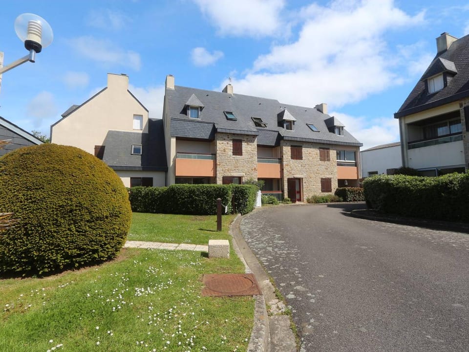 Appartement T2 à Bénodet, refait à neuf, balcon, plage à pied, parking, classé 2 étoiles - FR-1-481-64 Apartment in Bénodet