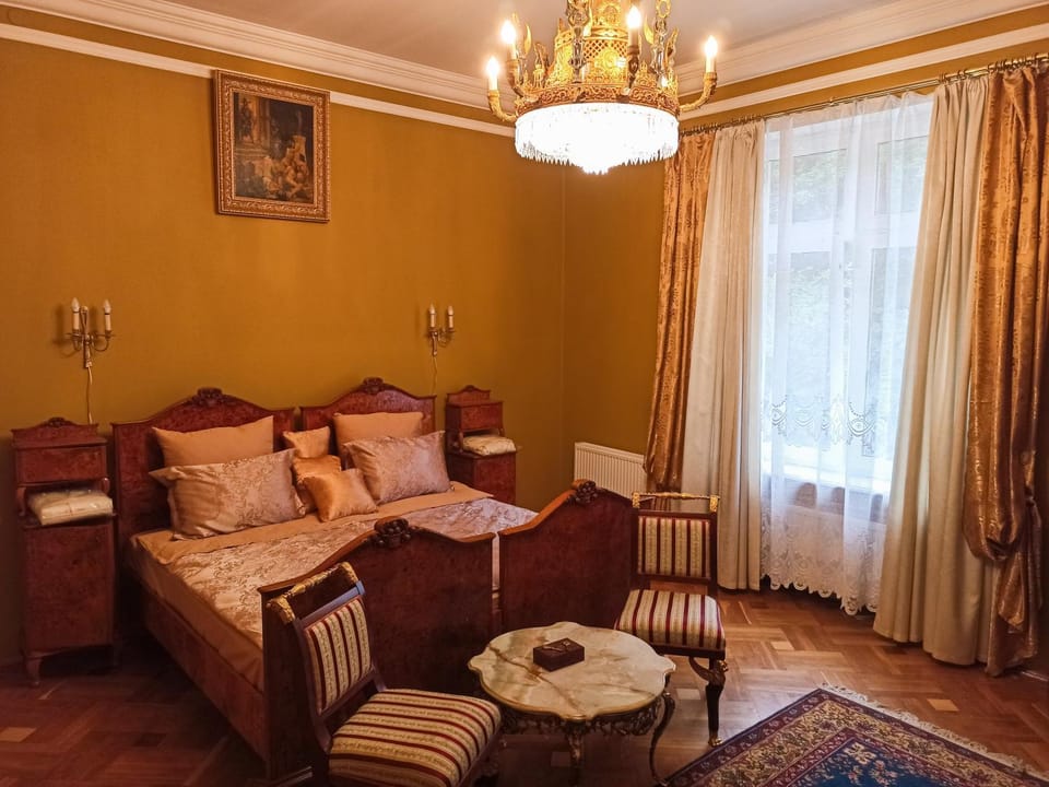 Bed, TV and multimedia, Photo of the whole room, Decorative detail, Dining area, Bedroom, Garden view, Quiet street view