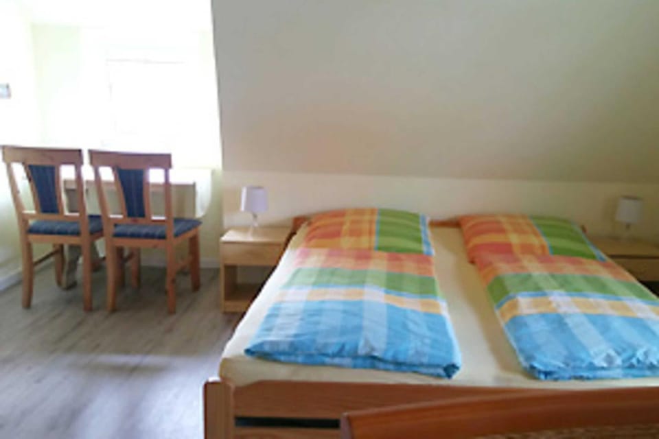 Bed, Photo of the whole room, Seating area, Dining area, Bedroom