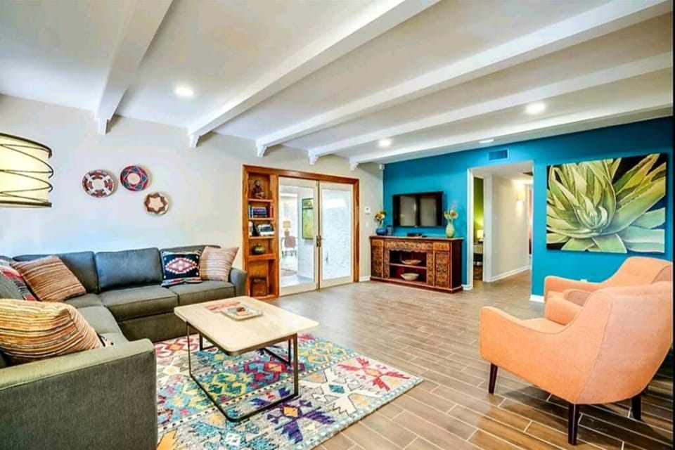 Tranquil oasis near Old Town, hot tub, mountain views House in Scottsdale